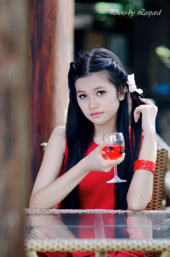 Không những xinh xắn, đáng yêu mà Thiên Hương còn là một người con gái có trí tuệ và một trái tim nồng ấm, biết chia sẻ và yêu thương, đó cùng là lý do ảnh hưởng khiến Thiên Hương đặc biệt thích màu đỏ