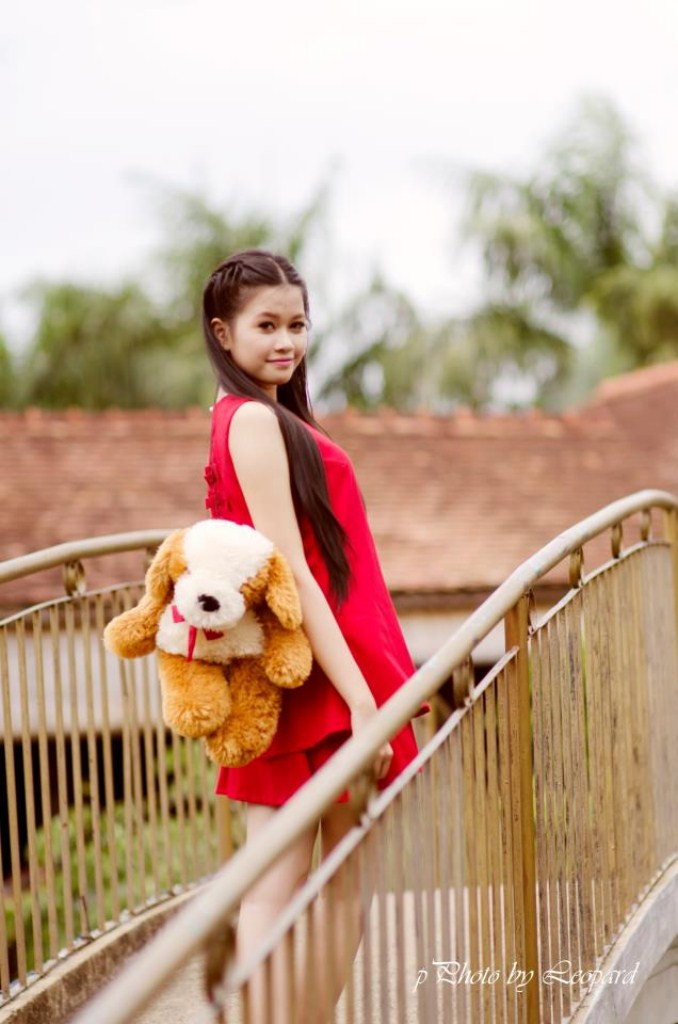 Thực hiện bộ ảnh mang tên "Mùa hè ngọt ngào" Thiên Hương chọn cho mình bộ áo đỏ trẻ trung, nổi bật trong nắng, màu đỏ là màu Hương vốn rất yêu thích Thực hiện bộ ảnh mang tên "Mùa hè ngọt ngào" Thiên Hương chọn cho mình bộ áo đỏ trẻ trung, nổi bật trong nắng, màu đỏ là màu Hương vốn rất yêu thích