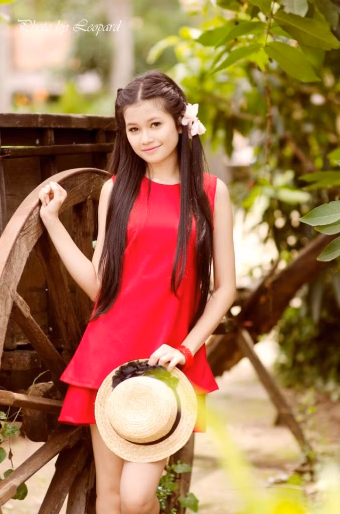 Thiên Hương sở hữu gương mặt thanh tú, dễ thương như một thiên thần. Những điểm mạnh ấy đã giúp cô bé giành giải nhất cuộc thi Duyên dáng học đường của Trường THPT Lý Thường Kiệt - TP. Hồ Chí Minh.