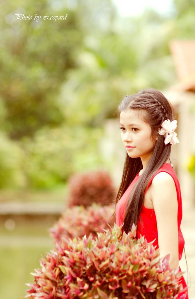 Thiên Hương thực hiện bộ ảnh này khi vừa chia tay lớp 10, tạm xa mái trường THPT Lý Thường Kiệt, thầy cô, bạn bè mà Hương yêu mến và cô bạn đã chọn màu đỏ là màu chủ đạo bởi đó là màu của những cành phượng vỹ...màu sắc của mùa hè Thiên Hương thực hiện bộ ảnh này khi vừa chia tay lớp 10, tạm xa mái trường THPT Lý Thường Kiệt, thầy cô, bạn bè mà Hương yêu mến và cô bạn đã chọn màu đỏ là màu chủ đạo bởi đó là màu của những cành phượng vỹ...màu sắc của mùa hè