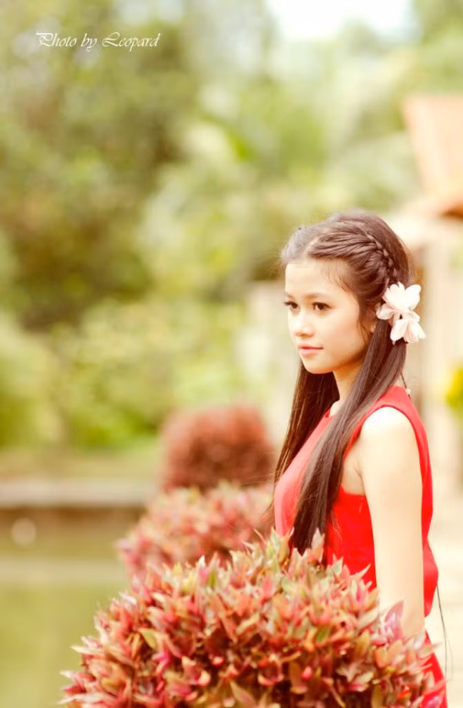 Thiên Hương thực hiện bộ ảnh này khi vừa chia tay lớp 10, tạm xa mái trường THPT Lý Thường Kiệt, thầy cô, bạn bè mà Hương yêu mến và cô bạn đã chọn màu đỏ là màu chủ đạo bởi đó là màu của những cành phượng vỹ...màu sắc của mùa hè