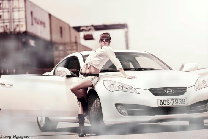 Dường như trước vẻ đẹp cá tính của nàng chiếc xe sang trọng phải chùn bước, làm nền cho cô nàng tỏa sáng Dường như trước vẻ đẹp cá tính của nàng chiếc xe sang trọng phải chùn bước, làm nền cho cô nàng tỏa sáng