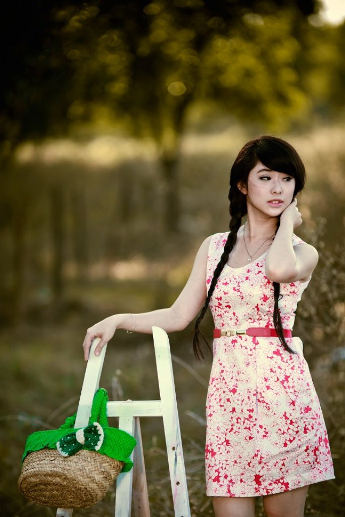 Chiếc váy hoa với những họa tiết đơn giản,mái tóc tết bím dễ thương rất giống với hình ảnh Lục Y Bình (do Triệu Vy thủ vai) trong "Tân dòng sông ly biệt". Xem thêm: Cơn sốt "thiên sứ 9X ": Ánh mắt trong veo như nước hồ thu Chiếc váy hoa với những họa tiết đơn giản,mái tóc tết bím dễ thương rất giống với hình ảnh Lục Y Bình (do Triệu Vy thủ vai) trong "Tân dòng sông ly biệt". Xem thêm: Cơn sốt "thiên sứ 9X ": Ánh mắt trong veo như nước hồ thu