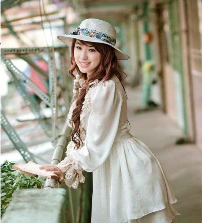 Chiếc váy trắng gợi nhớ tới thời trang thập niên 70. Xem thêm: Cơn sốt "thiên sứ 9X ": Ánh mắt trong veo như nước hồ thu Chiếc váy trắng gợi nhớ tới thời trang thập niên 70. Xem thêm: Cơn sốt "thiên sứ 9X ": Ánh mắt trong veo như nước hồ thu