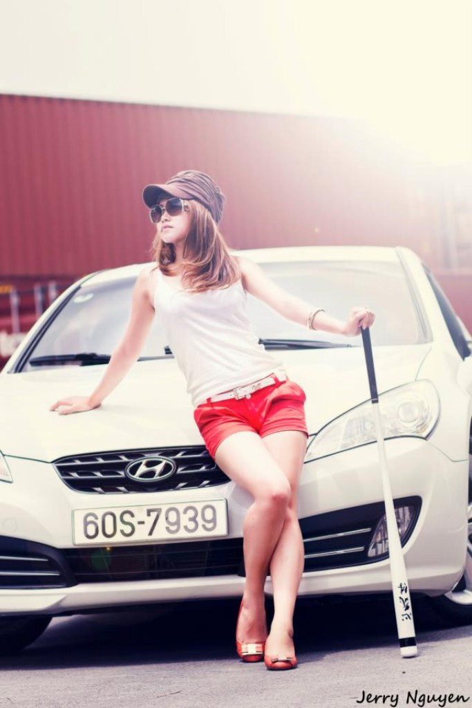 Cô nàng cá tính Elly sinh năm 1990, là một model khá nổi trong thế giới xe đẹp, là một gương mặt quen thuộc được mời chụp mẫu cho các dòng xe nổi tiếng