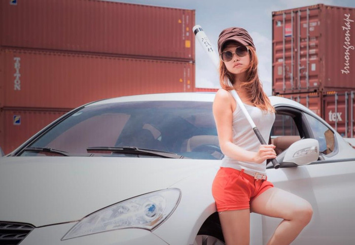 Cặp kính râm và chiếc mũ hợp tông, bắt mắt khiến nàng thêm cá tính và gương mặt như biểu cảm hơn