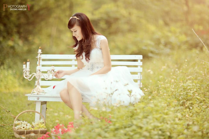 Chiếc ghế trắng, kết hợp với bộ váy tinh khôi, ánh mắt dịu dàng và gương mặt luôn rạng rỡ trong khoẳng khắc của buổi chiều tà trông cô nàng thật nổi bật như một nét chấm phá tuyệt vời giữa thiên nhiên. Xem thêm: "Búp bê" Mỹ Duyên: nhan sắc một thời để nhớ... Chiếc ghế trắng, kết hợp với bộ váy tinh khôi, ánh mắt dịu dàng và gương mặt luôn rạng rỡ trong khoẳng khắc của buổi chiều tà trông cô nàng thật nổi bật như một nét chấm phá tuyệt vời giữa thiên nhiên. Xem thêm: "Búp bê" Mỹ Duyên: nhan sắc một thời để nhớ...