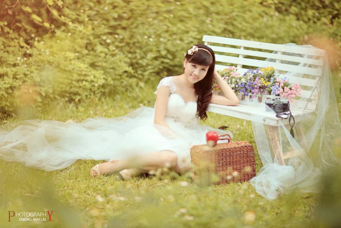 Hình ảnh này khiến ta liên tưởng tới câu chuyện của nàng Bạch Tuyết lạc vào rừng. Nụ cười hiền hòa, mái tóc dài buông xõa, ánh mắt như thay lời muốn nói... Một cái đẹp khiến thiên nhiên cũng phải ghen tỵ. Xem thêm: "Búp bê" Mỹ Duyên: nhan sắc một thời để nhớ... Hình ảnh này khiến ta liên tưởng tới câu chuyện của nàng Bạch Tuyết lạc vào rừng. Nụ cười hiền hòa, mái tóc dài buông xõa, ánh mắt như thay lời muốn nói... Một cái đẹp khiến thiên nhiên cũng phải ghen tỵ. Xem thêm: "Búp bê" Mỹ Duyên: nhan sắc một thời để nhớ...