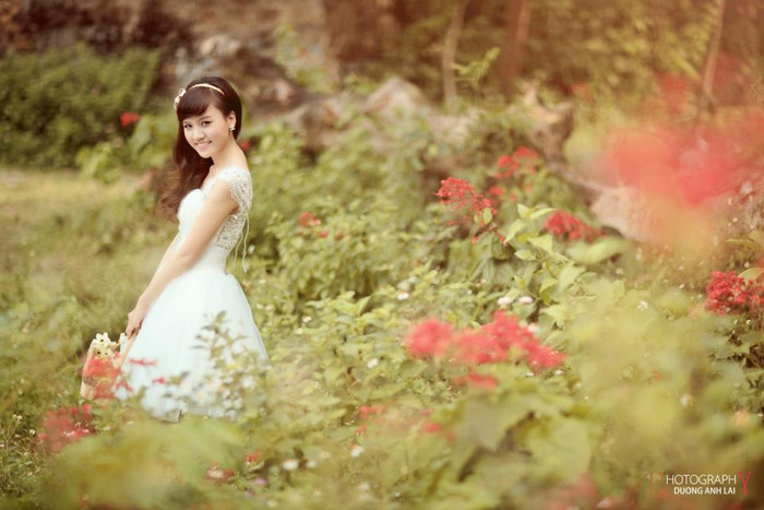 Giữa rừng hoa đồng nội, Bích Phương chẳng khác nào một bông hoa đẹp nhất đang khoe sắc. Xem thêm: "Búp bê" Mỹ Duyên: nhan sắc một thời để nhớ... Giữa rừng hoa đồng nội, Bích Phương chẳng khác nào một bông hoa đẹp nhất đang khoe sắc. Xem thêm: "Búp bê" Mỹ Duyên: nhan sắc một thời để nhớ...