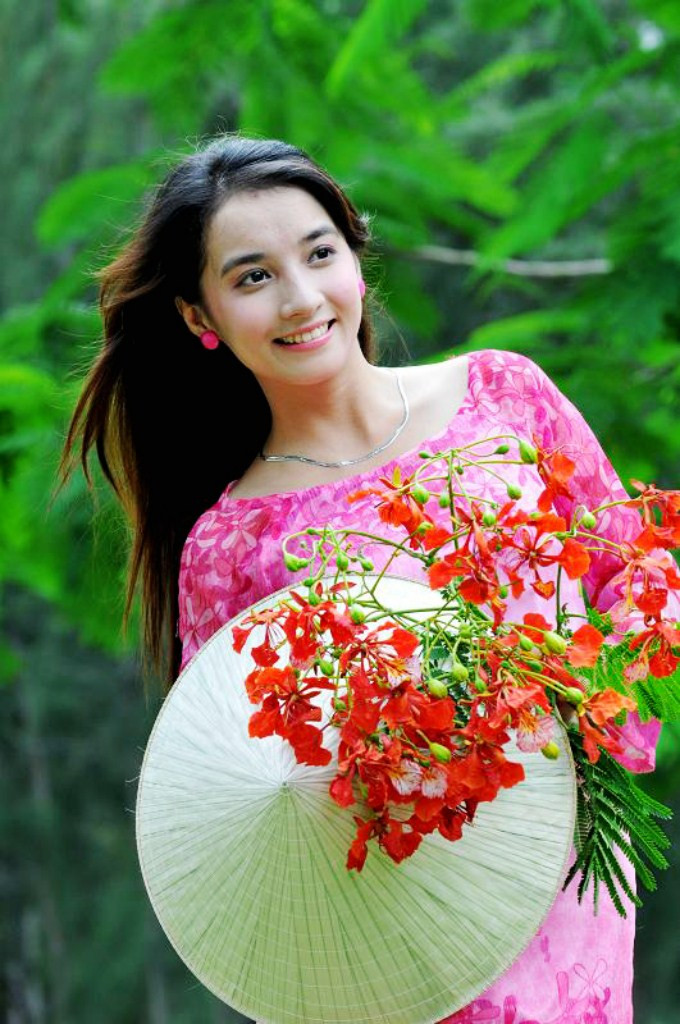 Hoàng Thị Thu Sương sinh năm 1990, là người con gái thanh lịch, dịu dàng của đất Huế Cố đô, hiện cô bạn đang học năm cuối khoa Du lịch trường ĐH Văn hóa TP Hồ Chí Minh