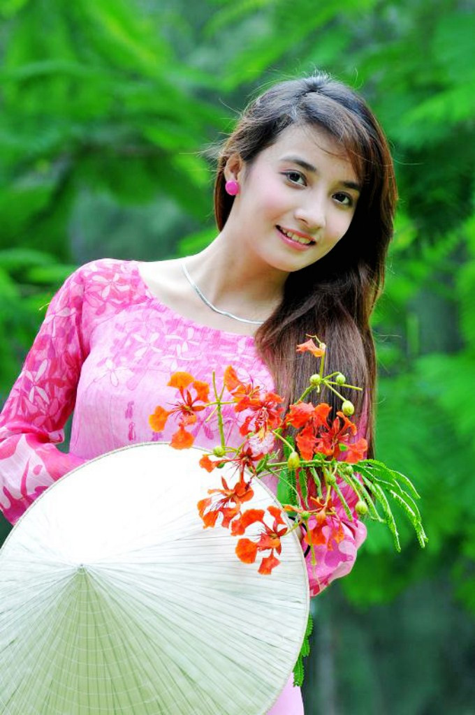 Sở hữu gương mặt xinh xắn, dễ thương, chút dịu dàng, nữ tính cùng một vóc dáng yêu kiều và một trí tuệ sắc sảo, cô bạn xinh xắn này từng giành vương miện Hoa khôi ĐH Văn hóa Tp HCM năm 2010