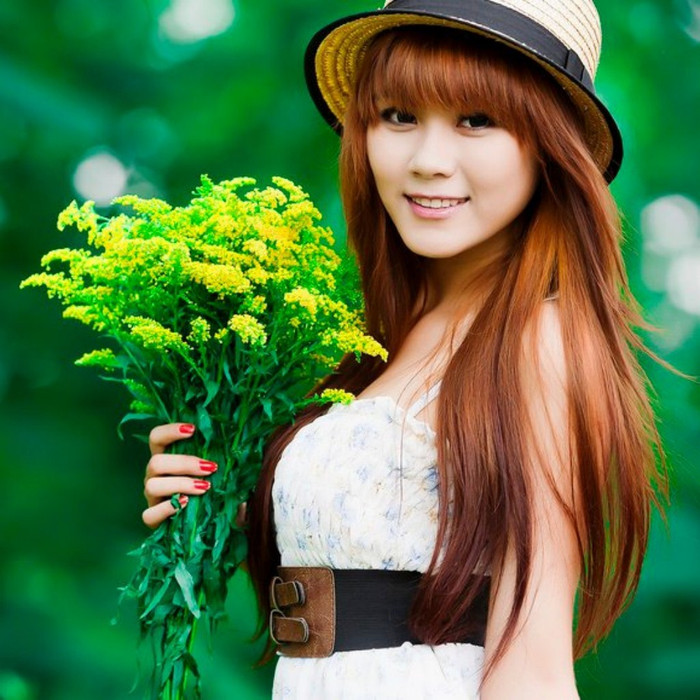 Mái tóc vàng óng mượt buông xõa, nổi bật trên nền trắng của chiếc váy. Xem thêm: Bí quyết "eo thon thả, dáng ngọc ngà" của 10 đại mỹ nhân Trung Hoa