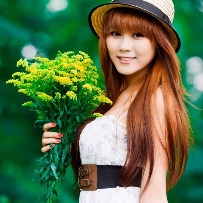 Mái tóc vàng óng mượt buông xõa, nổi bật trên nền trắng của chiếc váy. Xem thêm: Bí quyết "eo thon thả, dáng ngọc ngà" của 10 đại mỹ nhân Trung Hoa Mái tóc vàng óng mượt buông xõa, nổi bật trên nền trắng của chiếc váy. Xem thêm: Bí quyết "eo thon thả, dáng ngọc ngà" của 10 đại mỹ nhân Trung Hoa