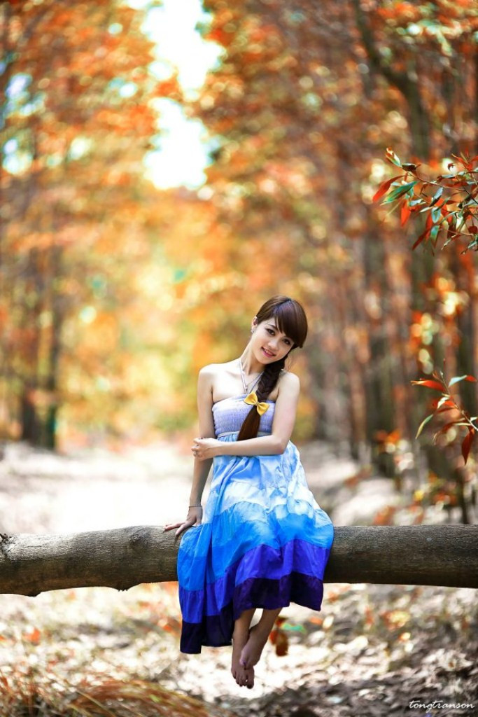 Mái tóc tết bím, mái bằng hơi nghiêng một bên khiến nàng xinh xắn, e lệ