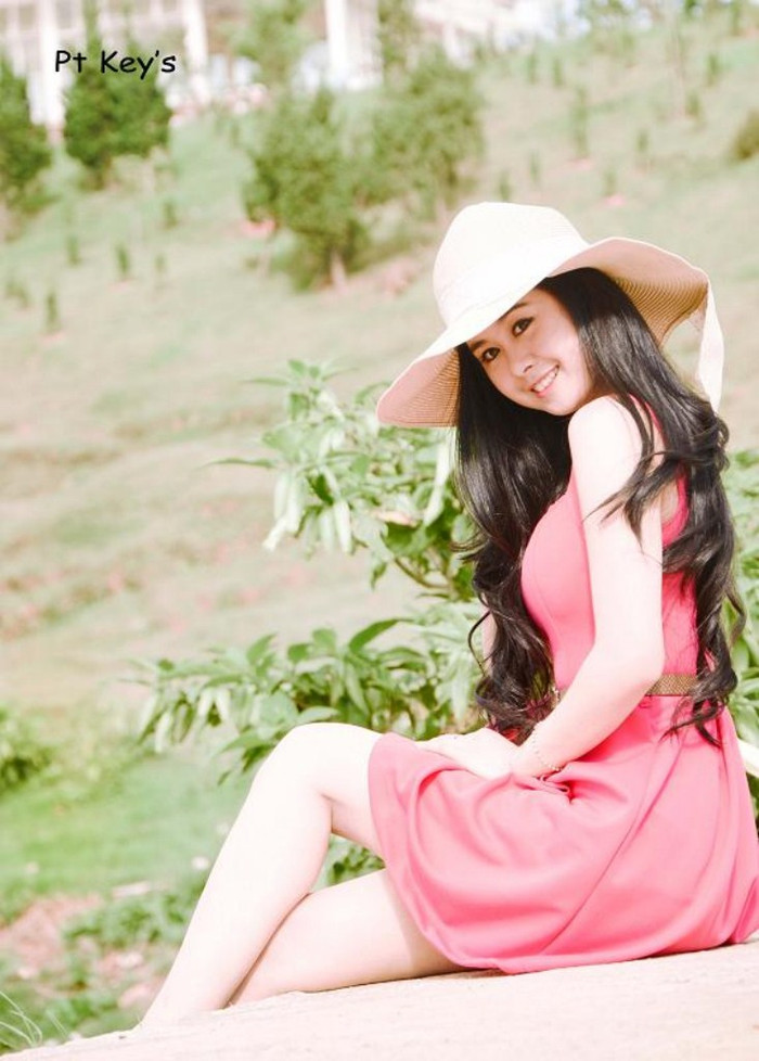 Ngọc Trúc lớn lên ở Thành Phố Đà Lạt mộng mơ, vì vậy không chỉ tạo hóa ban tặng một gương mặt xinh xắn, đôi mắt biết nói mà còn được thừa hưởng những nét đẹp tinh tế do thiên nhiên mang lại, một vóc dáng lý tưởng và một làn da trắng xinh, mái tóc đen huyền Ngọc Trúc lớn lên ở Thành Phố Đà Lạt mộng mơ, vì vậy không chỉ tạo hóa ban tặng một gương mặt xinh xắn, đôi mắt biết nói mà còn được thừa hưởng những nét đẹp tinh tế do thiên nhiên mang lại, một vóc dáng lý tưởng và một làn da trắng xinh, mái tóc đen huyền