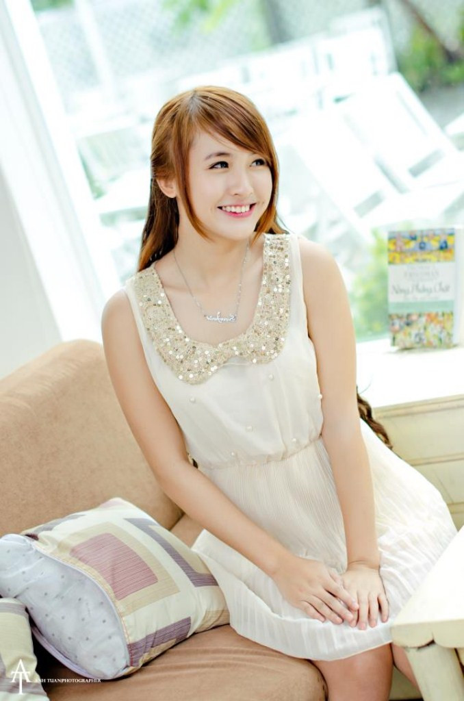 Gương mặt đáng yêu như thiên thần, Cẩm Vân từng tham gia một số cuộc thi tôn vinh vẻ đẹp và để lại nhiều ấn tượng trong lòng khán giả. Xem thêm: Cơn sốt 'thiên sứ 9X': Đẹp hơn cả mỹ nhân dao kéo