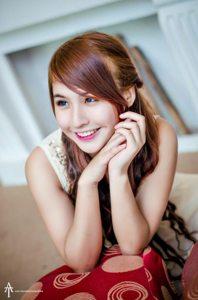 Hiện Cẩm Vân đang là một gương mặt triển vọng được mời tham gia chụp mẫu cho các shop thời trang nổi tiếng. Xem thêm: Cơn sốt 'thiên sứ 9X': Đẹp hơn cả mỹ nhân dao kéo