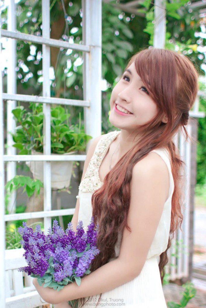 Nguyễn Thị Cẩm Vân sinh năm 1992, hiện là sinh viên khoa Tài chính - Ngân hàng, trường ĐH Công Nghiệp TP Hồ Chí Minh. Xem thêm: Cơn sốt 'thiên sứ 9X': Đẹp hơn cả mỹ nhân dao kéo