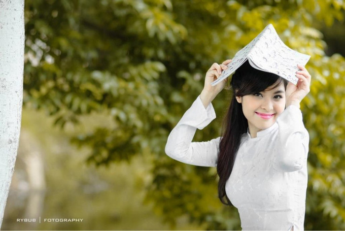 Đoàn Kim Phụng sinh năm 1994, học tại Trường THPT Tam Hiệp, Biên Hòa, Đồng Nai, cô nữ sinh vừa tốt nghiệp lớp 12 và đăng chuẩn bị cho kỳ thi tuyển sinh vào Trường Đại học Lạc Hồng