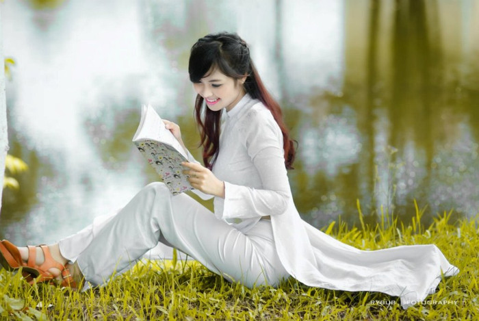 Đôi với Phụng "Cuộc sống như một chiếc gương soi, nếu ta mỉm cười với nó thì nó sẽ mỉm cười với ta", chính vì vậy Phụng luôn cố gắng sống thật tốt để cuộc sống luôn ý nghĩa, và tạo hóa đã ban tặng cho cô nữ sinh một nụ cười sáng bừng sức sống, luôn luôn vui cười và yêu đời là triết lý sống của cô bạn trẻ