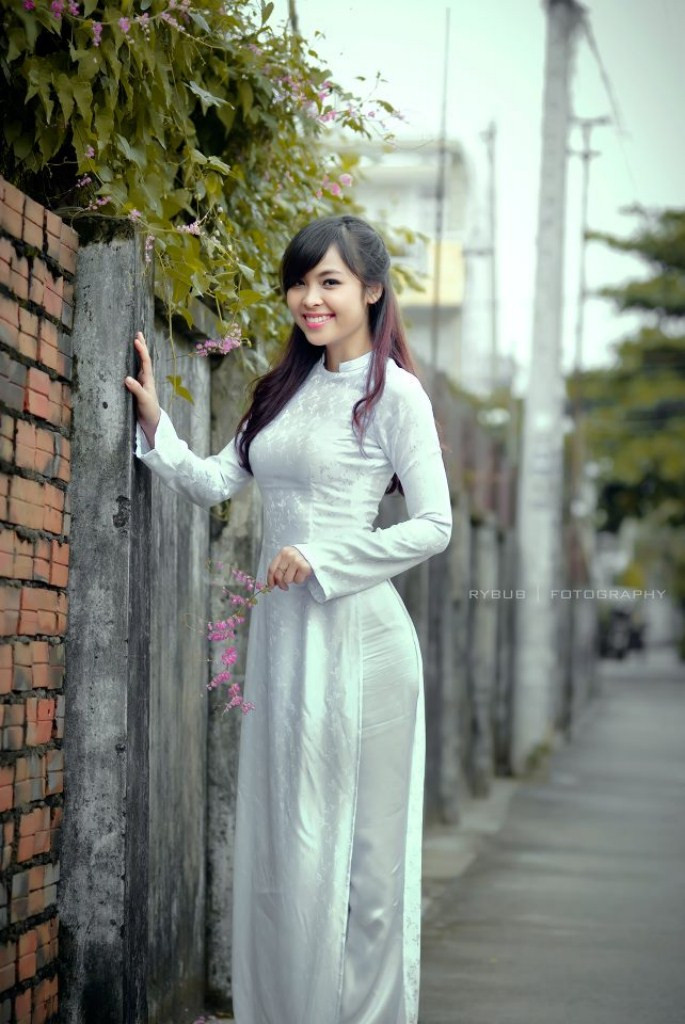 Kim Phụng có sở thích đọc sách, nghe nhạc, thích chụp ảnh, đam mê model và đang bắt đầu tập làm nhiếp ảnh gia, trong những shoot hình này trông cô bạn như một "thiên thần áo trắng" tươi trẻ, đầy sức sống.