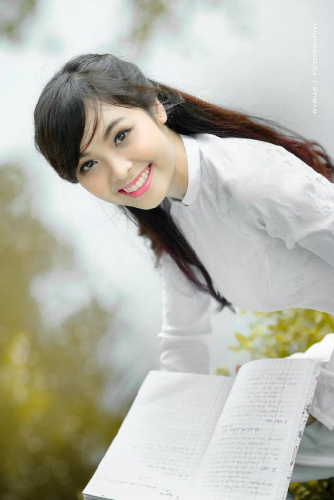 Gương mặt tươi trẻ, đầy sức sống,và một vóc dáng đáng mơ ước, Kim Phụng tham gia biểu diễn thời trang do báo Mực Tím tổ chức và được mời chụp mẫu bìa cho báo Mực Tím