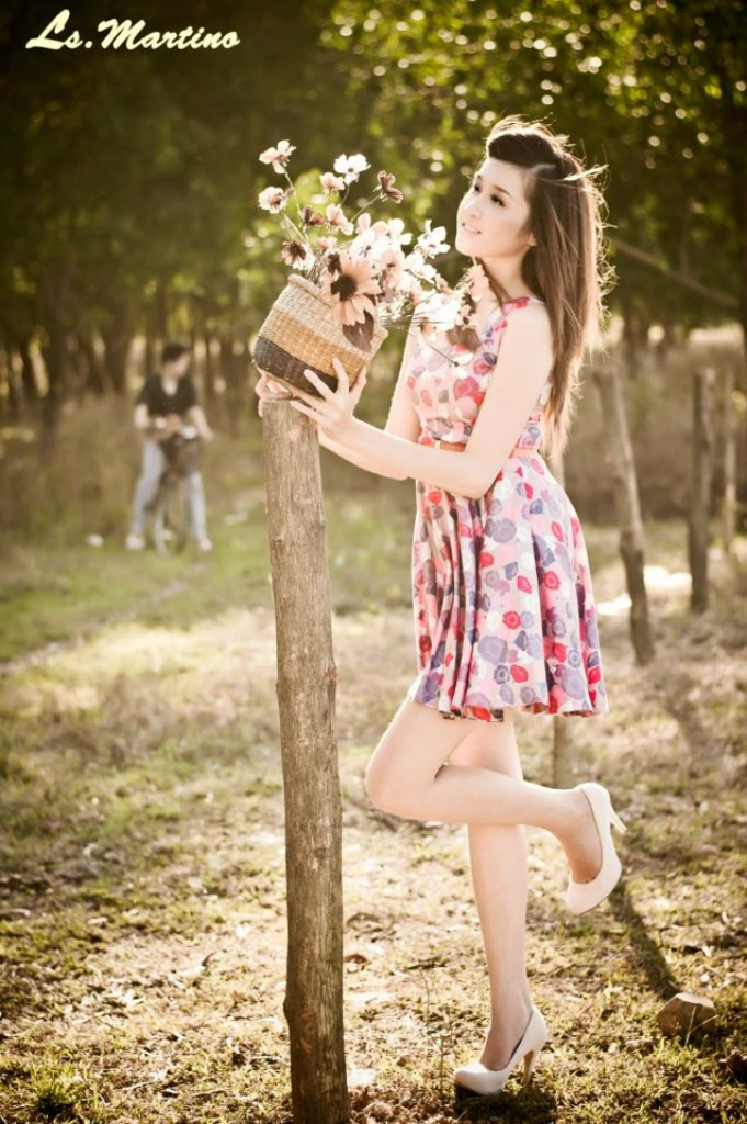 Chiếc váy hoa nhẹ nhàng cùng mái tóc bay nhẹ trong gió chiều. Xem thêm: Cơn sốt 'thiên sứ 9X': Hotgirl Hàn Quốc cũng phải "chào thua"