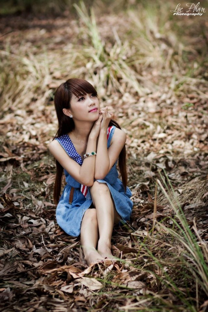 Chiếc váy xinh xắn, giản dị mà đẹp mắt, màu xanh luôn là tông màu chủ đạo làm nổi bật không chỉ gương mặt và cả vóc dáng của Nhi Bùi