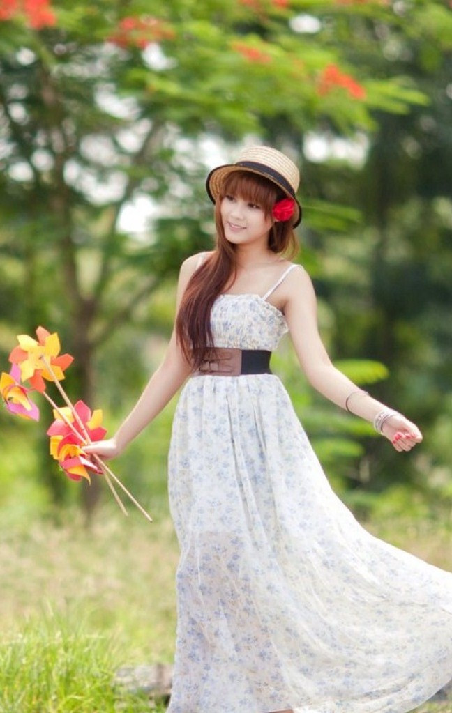 Yến Châu xinh thật xinh đón gió cùng chiếc mũ thời trang cách điệu và chiếc váy kiểu Maxi dài. Xem thêm: Bí quyết "eo thon thả, dáng ngọc ngà" của 10 đại mỹ nhân Trung Hoa