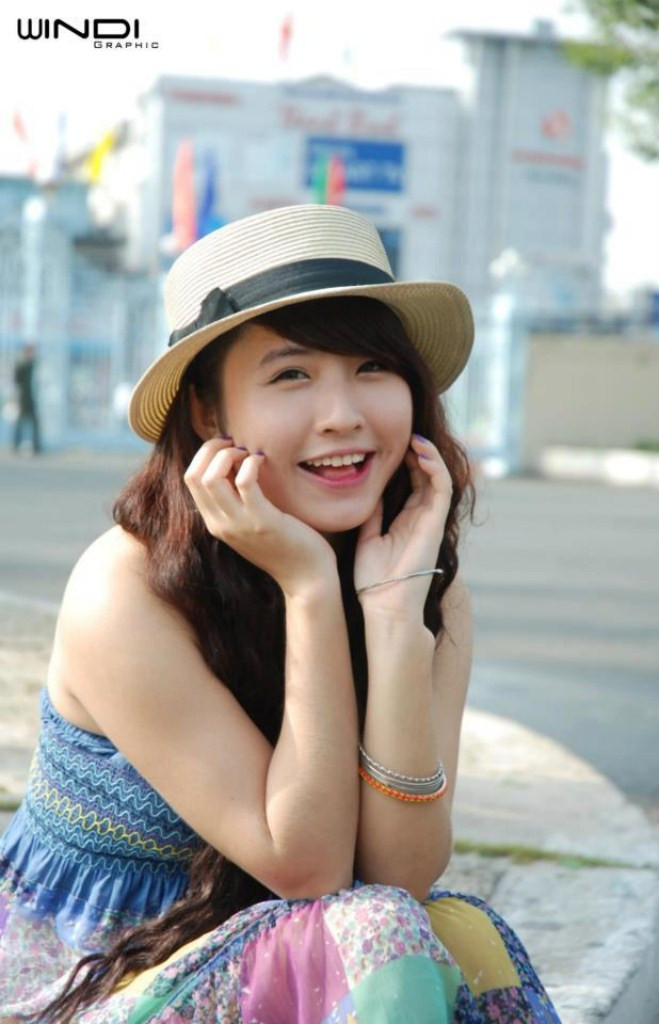 Đối với Vân gia đình thực sự là chỗ dựa vững chắc nhất, đặc biệt là người Mẹ vô cùng tâm lý và am hiểu cuộc sống, Mẹ vừa là một người mẹ, vừa như một người bạn luôn lắng nghe, tâm sự và chia sẻ với Vân nhiều điều trong cuộc sống, những lúc vui và những lúc buồn... Đối với Vân gia đình thực sự là chỗ dựa vững chắc nhất, đặc biệt là người Mẹ vô cùng tâm lý và am hiểu cuộc sống, Mẹ vừa là một người mẹ, vừa như một người bạn luôn lắng nghe, tâm sự và chia sẻ với Vân nhiều điều trong cuộc sống, những lúc vui và những lúc buồn...
