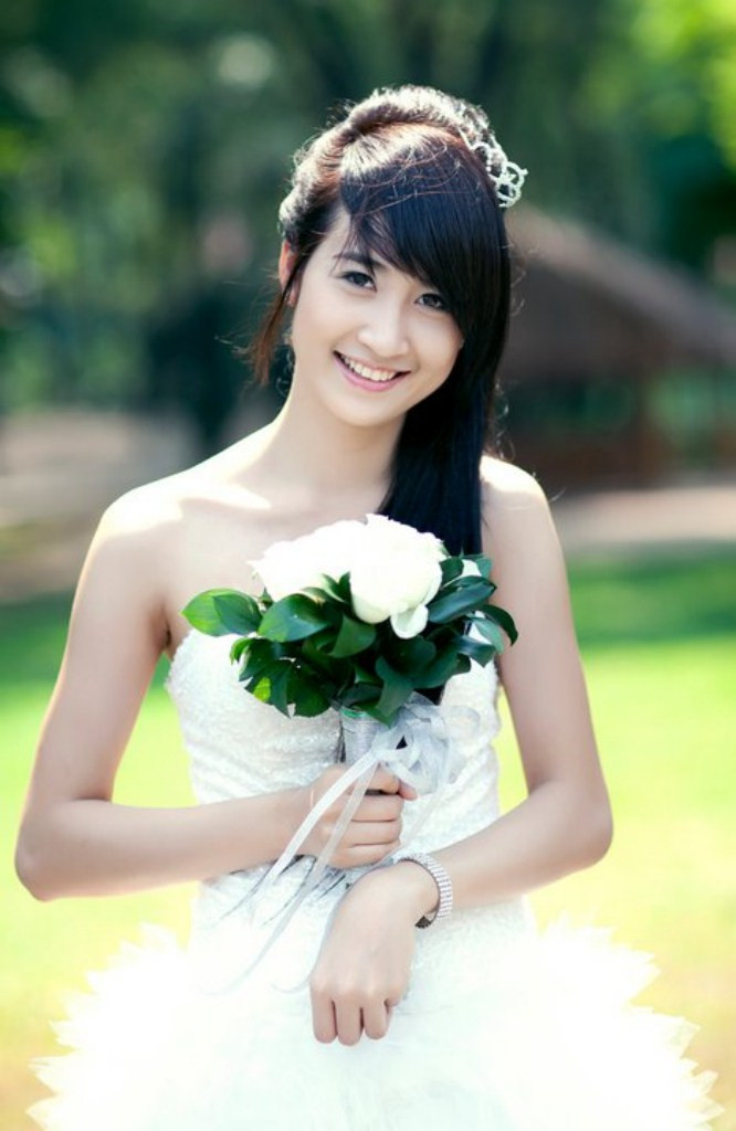 Diệu Linh có sở thích nghe nhạc, xem phim và đặc biệt là thích shopping, yêu thời trang và dạo phố