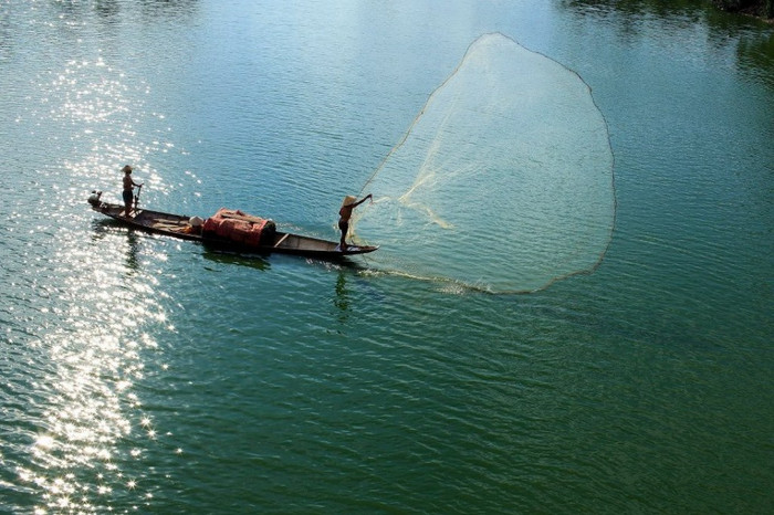 Sông nước Huế nhiều, trù phú, có lẽ vì thế mà người dân chủ yếu sống bằng nghề chài lưới, và có nhiều ngôi nhà nổi trên sông Sông nước Huế nhiều, trù phú, có lẽ vì thế mà người dân chủ yếu sống bằng nghề chài lưới, và có nhiều ngôi nhà nổi trên sông