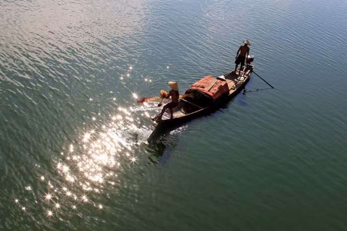 Vớt lên những "ánh sao rơi"... Vớt lên những "ánh sao rơi"...