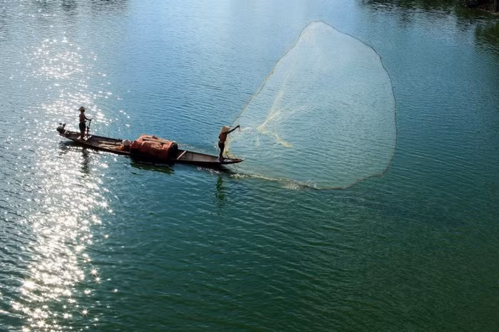 Sông nước Huế nhiều, trù phú, có lẽ vì thế mà người dân chủ yếu sống bằng nghề chài lưới, và có nhiều ngôi nhà nổi trên sông Sông nước Huế nhiều, trù phú, có lẽ vì thế mà người dân chủ yếu sống bằng nghề chài lưới, và có nhiều ngôi nhà nổi trên sông