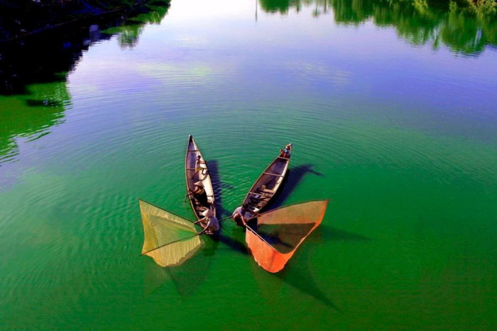 Nước xanh một dặm, thuyền trôi một dòng... Nước xanh một dặm, thuyền trôi một dòng...