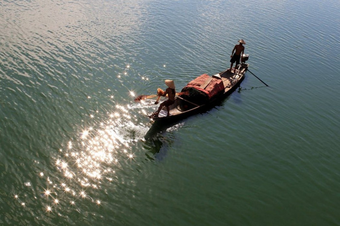 Vớt lên những "ánh sao rơi"... Vớt lên những "ánh sao rơi"...