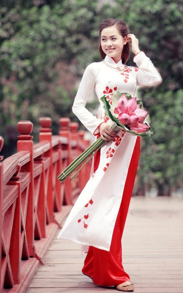 Trong những bộ áo dài truyền thống Thảo toát lên vẻ đẹp đằm thắm, dịu dàng khiến nhiều phải xao xuyến mà ghen tỵ Trong những bộ áo dài truyền thống Thảo toát lên vẻ đẹp đằm thắm, dịu dàng khiến nhiều phải xao xuyến mà ghen tỵ