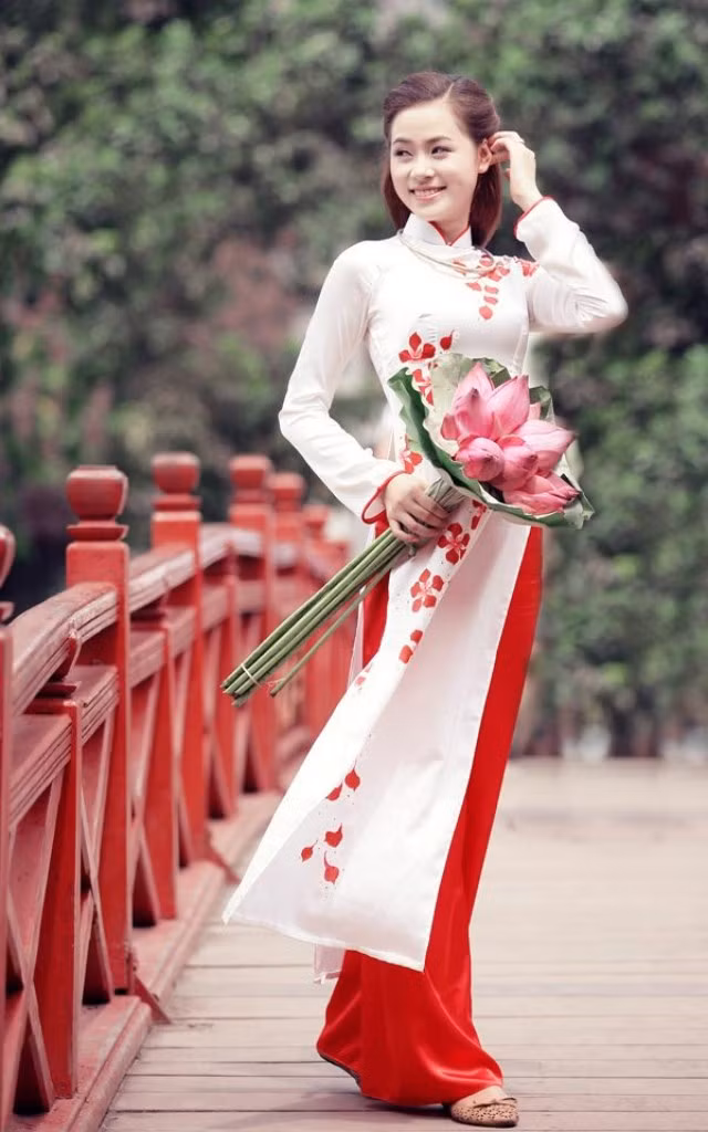 Trong những bộ áo dài truyền thống Thảo toát lên vẻ đẹp đằm thắm, dịu dàng khiến nhiều phải xao xuyến mà ghen tỵ