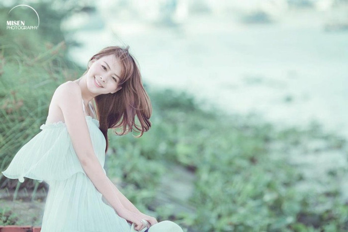 Gió chiều nhẹ tung bay mái tóc bồng, khẽ thổi nhẹ chiếc váy trắng tinh khôi. Xem thêm: Cơn sốt 'thiên sứ 9X': Cô bé răng khểnh làm say đắm lòng ai... Gió chiều nhẹ tung bay mái tóc bồng, khẽ thổi nhẹ chiếc váy trắng tinh khôi. Xem thêm: Cơn sốt 'thiên sứ 9X': Cô bé răng khểnh làm say đắm lòng ai...