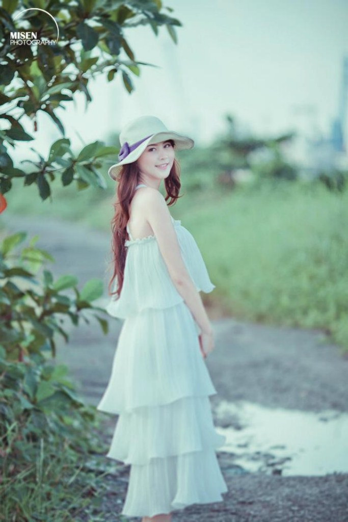 Diện bộ váy màu trắng tinh khiết Yaya xinh đẹp, ngây thơ trong từng ngữ cảnh. Xem thêm: Cơn sốt 'thiên sứ 9X': Cô bé răng khểnh làm say đắm lòng ai... Diện bộ váy màu trắng tinh khiết Yaya xinh đẹp, ngây thơ trong từng ngữ cảnh. Xem thêm: Cơn sốt 'thiên sứ 9X': Cô bé răng khểnh làm say đắm lòng ai...