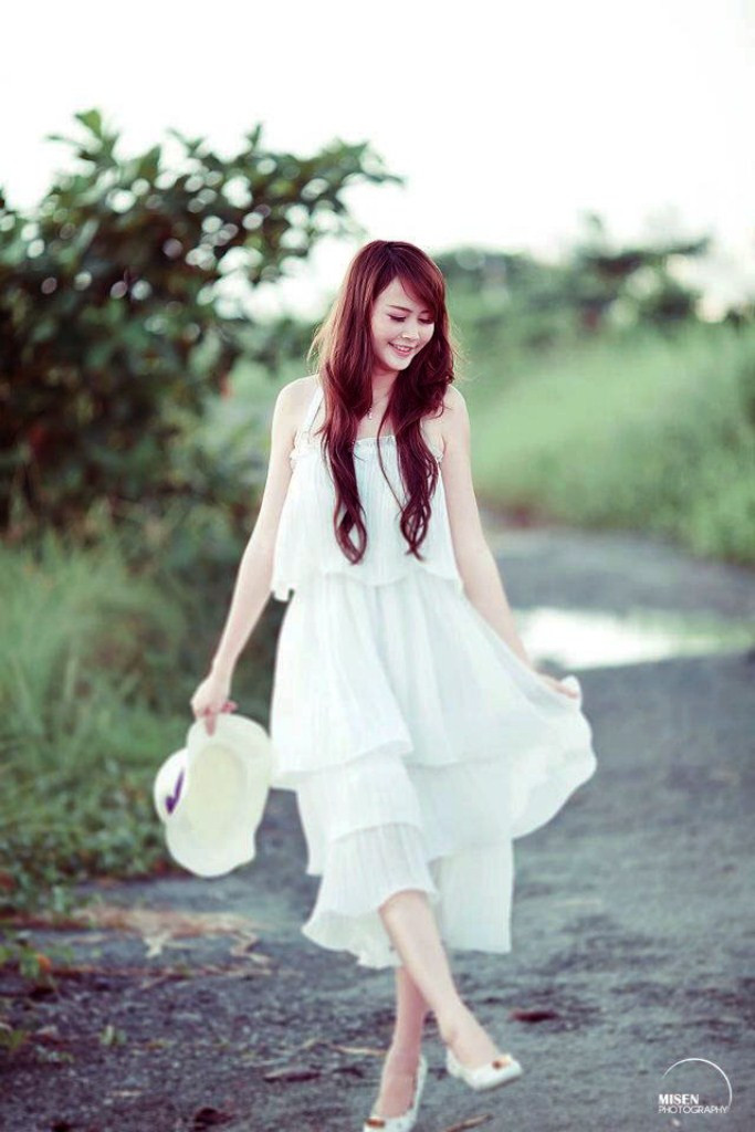 Cô nàng hồn nhiên dạo chơi trên những đồng cỏ xanh, màu sắc hài hòa giữa cảnh và người tạo nên một vẻ đẹp khá hoàn hảo khiến cho người khác phải ngỡ ngàng trước vẻ đẹp "tựa thiên thần". Xem thêm: Cơn sốt 'thiên sứ 9X': Cô bé răng khểnh làm say đắm lòng ai... Cô nàng hồn nhiên dạo chơi trên những đồng cỏ xanh, màu sắc hài hòa giữa cảnh và người tạo nên một vẻ đẹp khá hoàn hảo khiến cho người khác phải ngỡ ngàng trước vẻ đẹp "tựa thiên thần". Xem thêm: Cơn sốt 'thiên sứ 9X': Cô bé răng khểnh làm say đắm lòng ai...