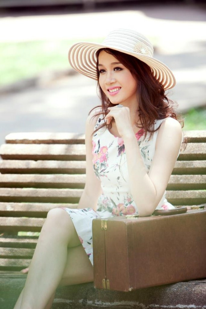 Diện váy trắng điểm chút hoa màu hồng, cùng chiếc mũ vành rộng Thu An nhẹ nhàng thướt tha trong gió. Xem thêm: Cơn sốt 'thiên sứ 9X': Hotgirl Hàn Quốc cũng phải "chào thua"