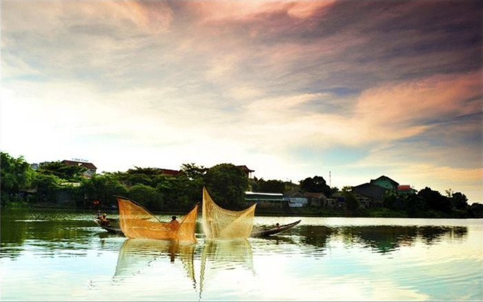 Sông nước Huế nhiều, trù phú, có lẽ vì thế mà người dân chủ yếu sống bằng nghề chài lưới, và có nhiều ngôi nhà nổi trên sông Sông nước Huế nhiều, trù phú, có lẽ vì thế mà người dân chủ yếu sống bằng nghề chài lưới, và có nhiều ngôi nhà nổi trên sông