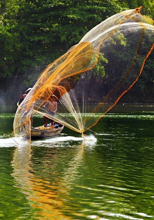 Bắt đầu một Bình minh, người dân làng chài lại lên thuyền tung lưới mong một ngày thuận lợi nhiều may mắn, cuộc sống hàng ngày của họ cũng yên bình như dòng sông Như Ý vậy Bắt đầu một Bình minh, người dân làng chài lại lên thuyền tung lưới mong một ngày thuận lợi nhiều may mắn, cuộc sống hàng ngày của họ cũng yên bình như dòng sông Như Ý vậy