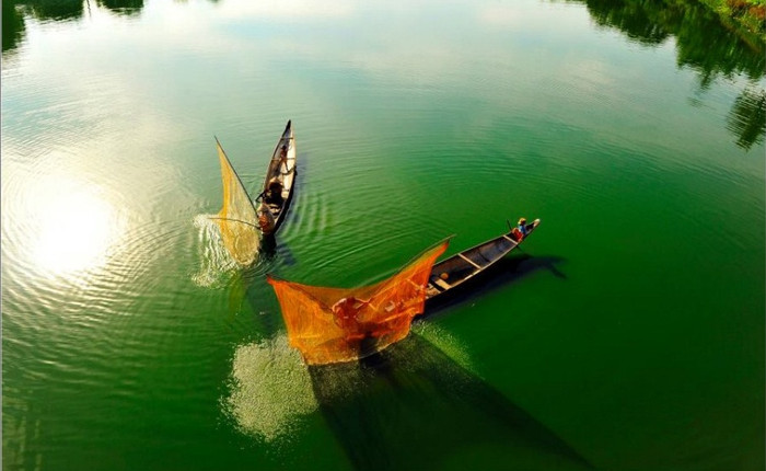 Hoàng Hải đã từng chụp không biết bao nhiêu lần cảnh "Tung chài" trên sông nước nhưng mỗi lần mang lại một cảm xúc lạ, và "Điệu vũ của dòng sông" chứa đựng một cảm xúc khó tả, vừa là niềm vui được bắt gặp nghệ thuật, vừa là sự cảm thông nỗi vất vả của những người lao động nghề chài lưới Hoàng Hải đã từng chụp không biết bao nhiêu lần cảnh "Tung chài" trên sông nước nhưng mỗi lần mang lại một cảm xúc lạ, và "Điệu vũ của dòng sông" chứa đựng một cảm xúc khó tả, vừa là niềm vui được bắt gặp nghệ thuật, vừa là sự cảm thông nỗi vất vả của những người lao động nghề chài lưới