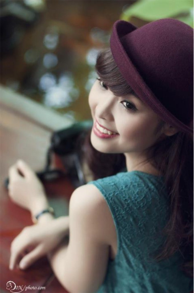 Sự kết hợp hoàn hảo từ gương mặt, mái tóc đến màu da...khiến Kim Phụng trở nên lung linh tuyệt sắc hơn bao giờ hết. Sự kết hợp hoàn hảo từ gương mặt, mái tóc đến màu da...khiến Kim Phụng trở nên lung linh tuyệt sắc hơn bao giờ hết.