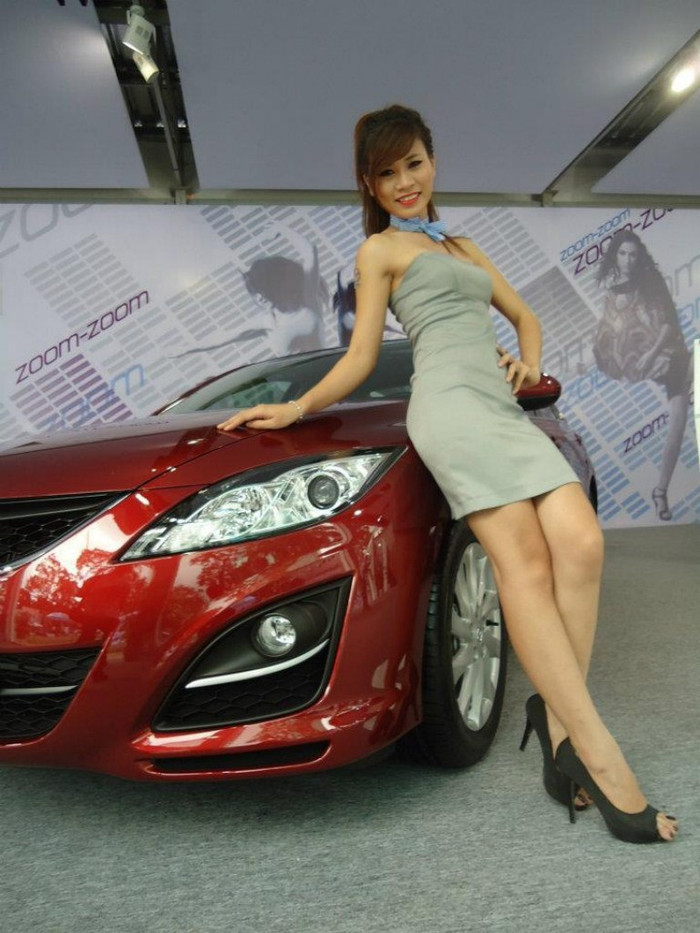 Người đẹp thỏa sức tạo dáng cùng chiếc xe đắt giá này