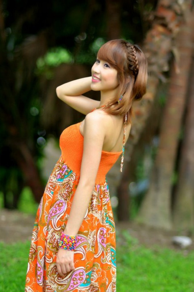 Mái tóc vàng óng mượt tết bím xinh xinh, cùng những phụ kiện đẹp mắt trông nàng vừa dễ thương lại vừa cuốn hút. Xem thêm: Cơn sốt "Thiên sứ 9X": Xinh như nàng Bạch Tuyết giữa rừng hoa Mái tóc vàng óng mượt tết bím xinh xinh, cùng những phụ kiện đẹp mắt trông nàng vừa dễ thương lại vừa cuốn hút. Xem thêm: Cơn sốt "Thiên sứ 9X": Xinh như nàng Bạch Tuyết giữa rừng hoa