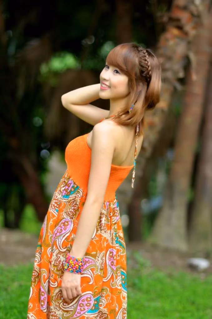 Mái tóc vàng óng mượt tết bím xinh xinh, cùng những phụ kiện đẹp mắt trông nàng vừa dễ thương lại vừa cuốn hút. Xem thêm: Cơn sốt "Thiên sứ 9X": Xinh như nàng Bạch Tuyết giữa rừng hoa