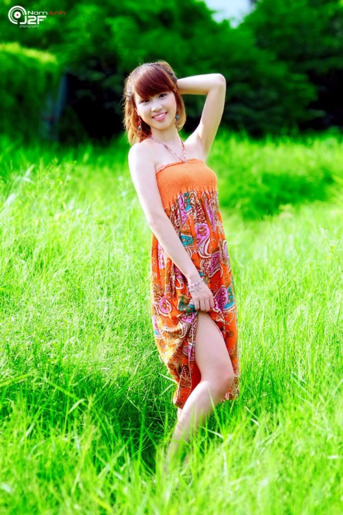 Chiếc váy maxi là mẫu ưa chuộng của nhiều bạn trẻ, và Bảo Anh cũng chọn cho mình một chiếc maxi màu cam cá tính nổi bật mà quyến rũ. Xem thêm: Cơn sốt "Thiên sứ 9X": Xinh như nàng Bạch Tuyết giữa rừng hoa Chiếc váy maxi là mẫu ưa chuộng của nhiều bạn trẻ, và Bảo Anh cũng chọn cho mình một chiếc maxi màu cam cá tính nổi bật mà quyến rũ. Xem thêm: Cơn sốt "Thiên sứ 9X": Xinh như nàng Bạch Tuyết giữa rừng hoa